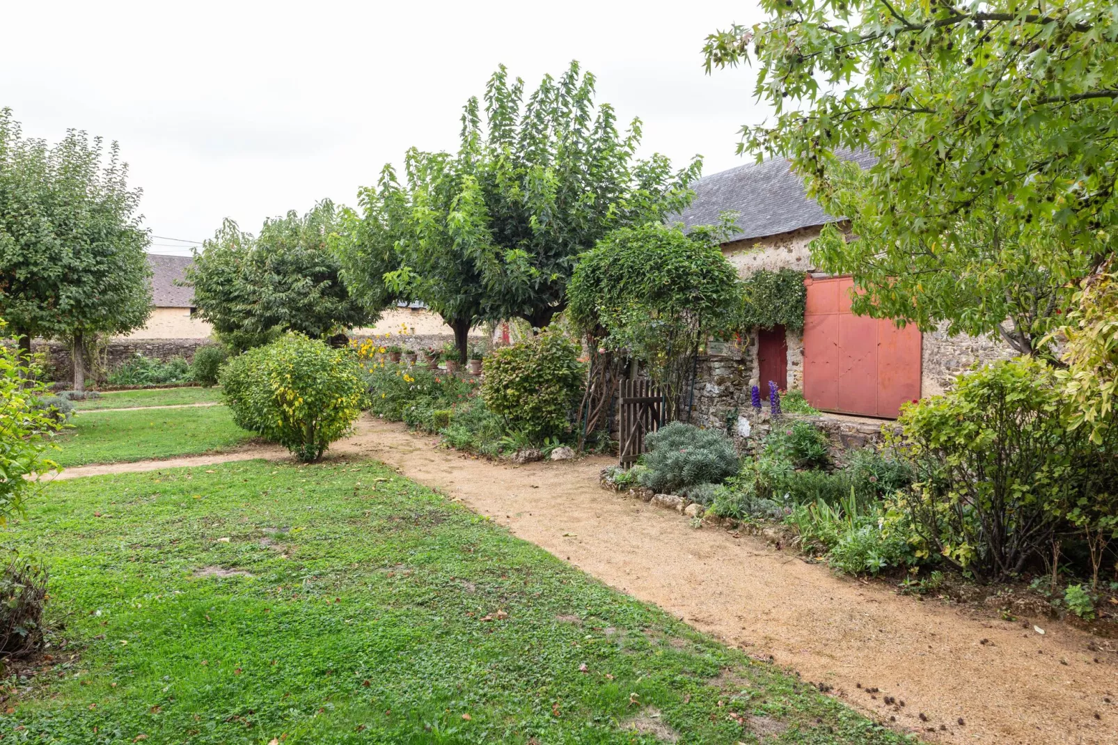 Maison de vacances St Laurent des Mortiers-Tuinen zomer