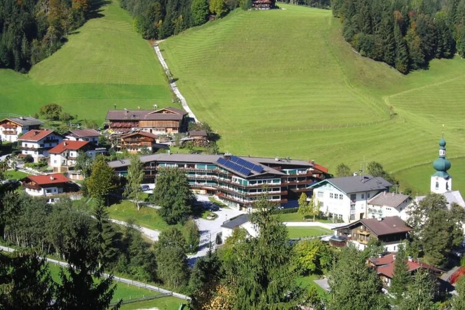 Apartments Schatzberg-Haus-Tuinen zomer