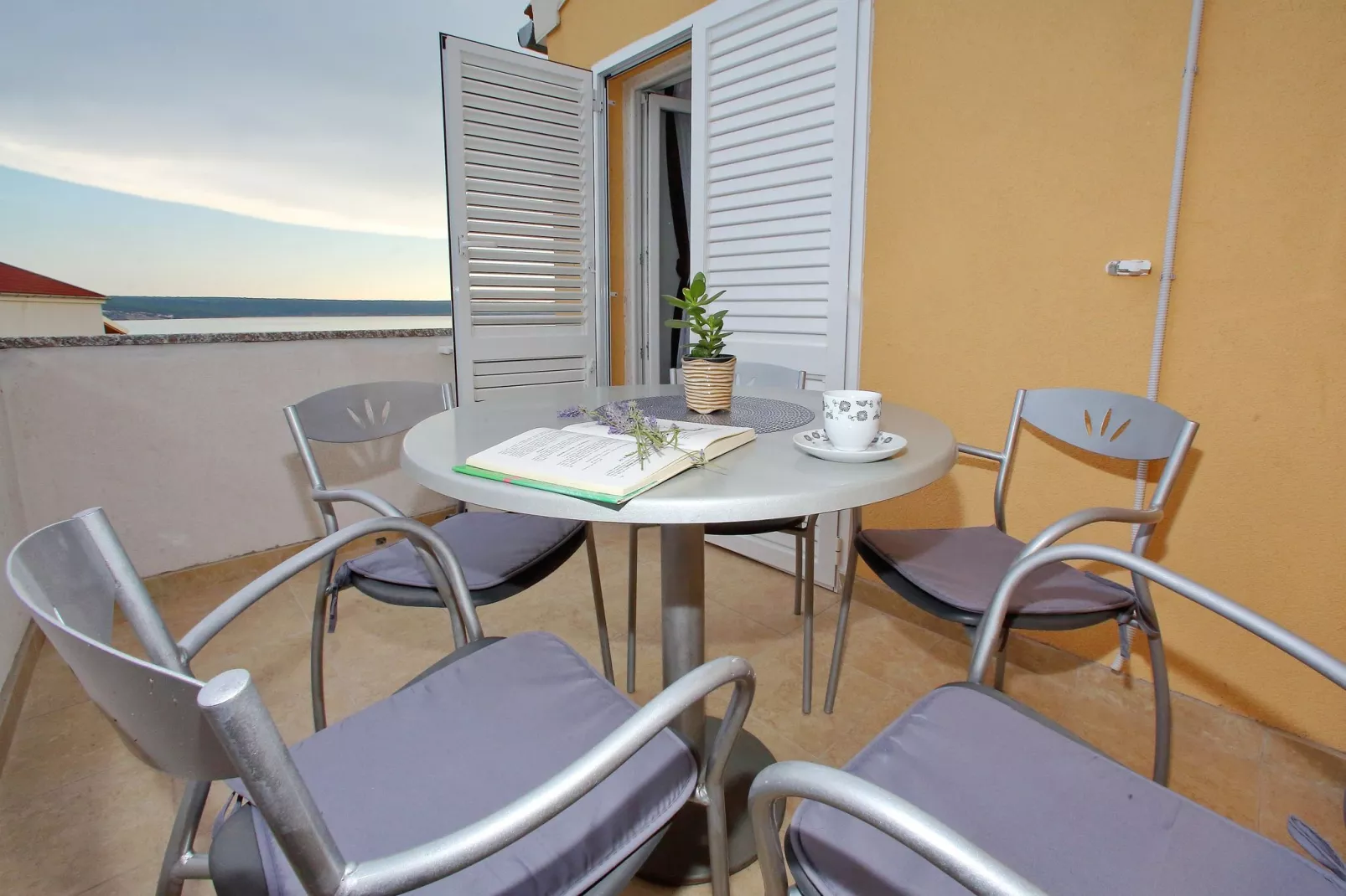 Holiday home Nekic-Terrasbalkon