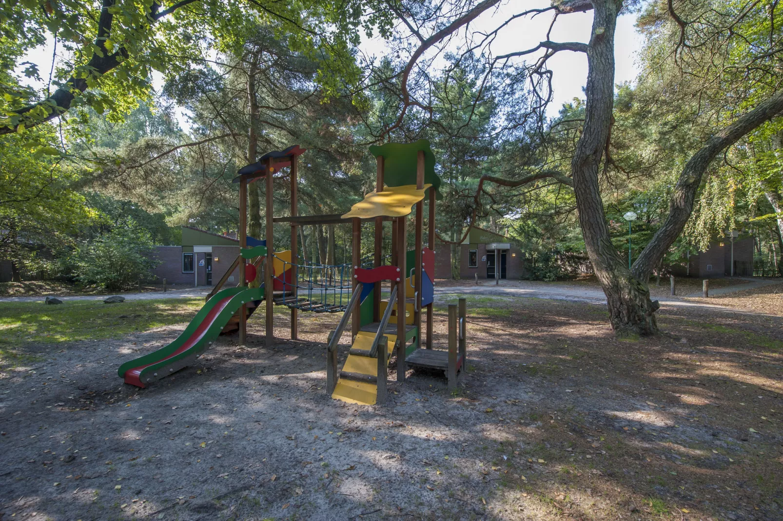 Verzorgd ingerichte bungalow met magnetron bij natuurgebied-Parkfaciliteiten