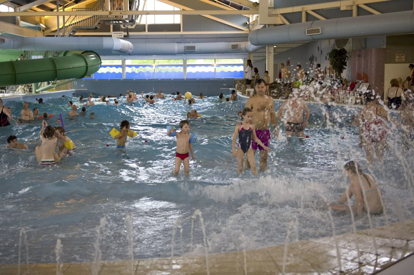 Verzorgd ingerichte bungalow met magnetron bij natuurgebied-Parkfaciliteiten