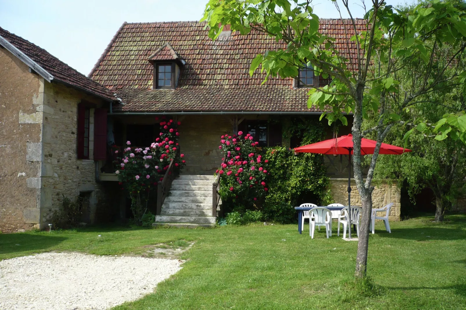 Maison de vacances Le Moulinal Haut-Buitenkant zomer