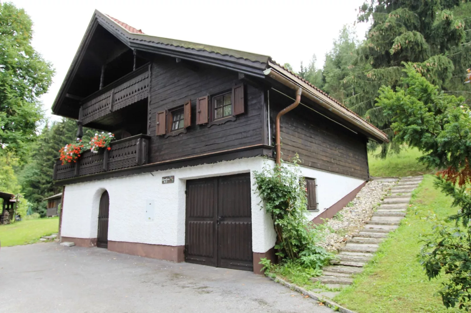 Almhaus Koralmblick-Buitenkant zomer