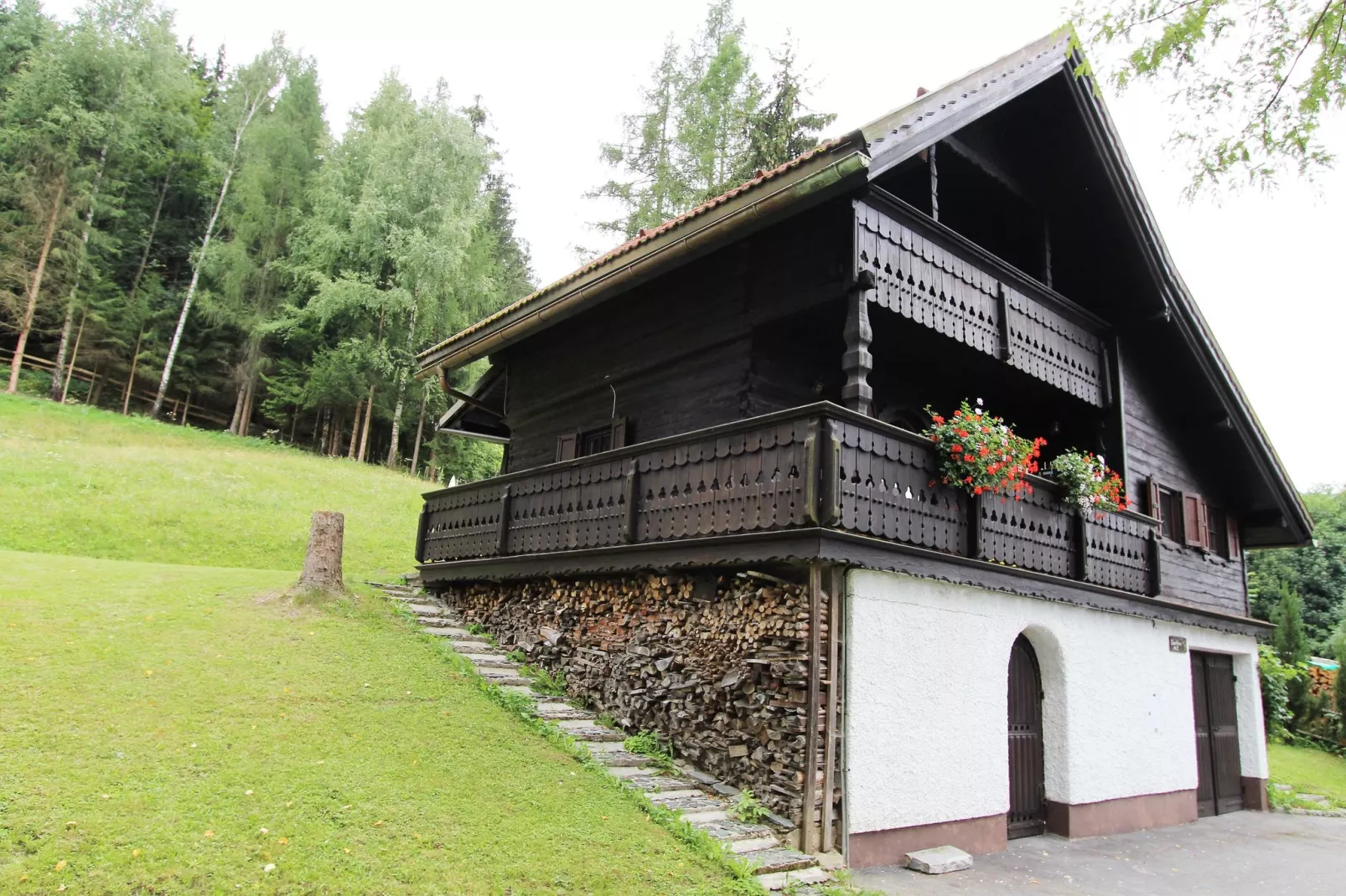 Almhaus Koralmblick-Buitenkant zomer