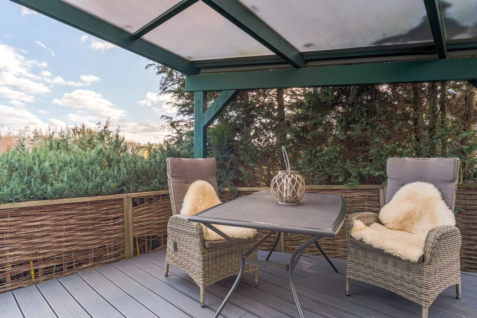 Vakantiehuis met terras naast het bos-Terrasbalkon