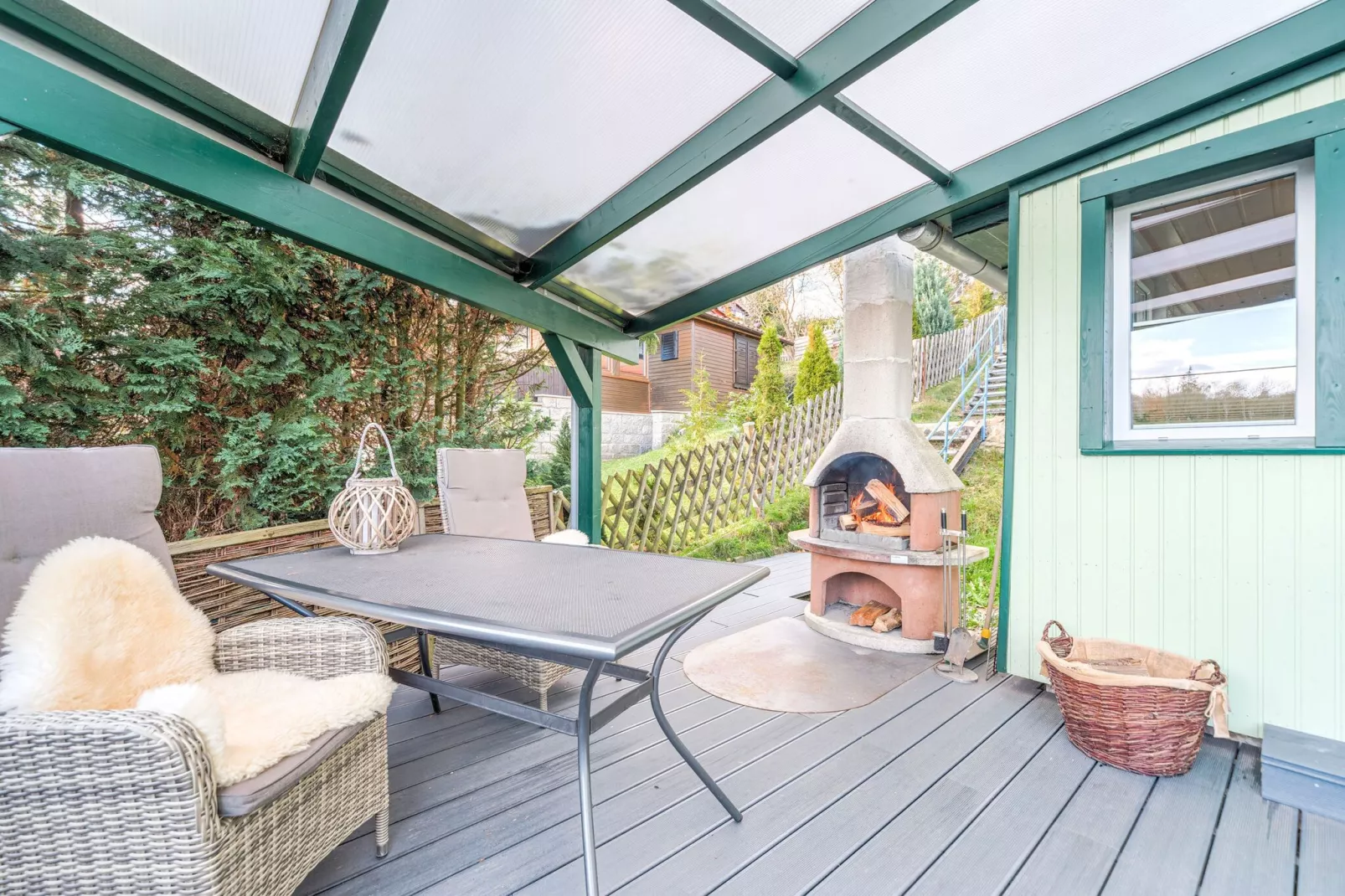 Vakantiehuis met terras naast het bos-Terrasbalkon