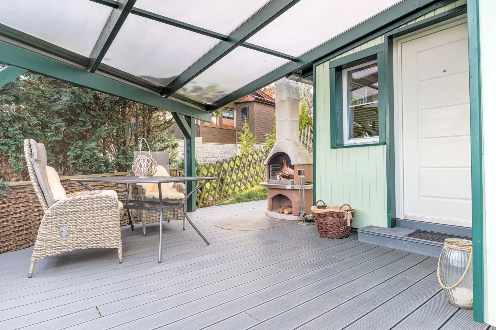 Vakantiehuis met terras naast het bos-Terrasbalkon