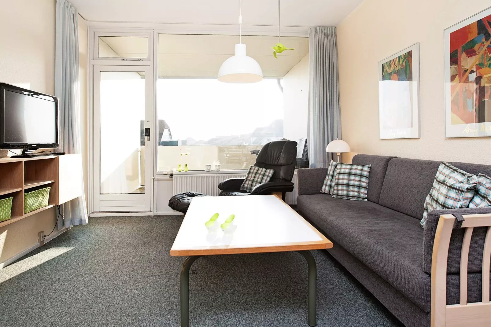 2 room south facing-Binnen