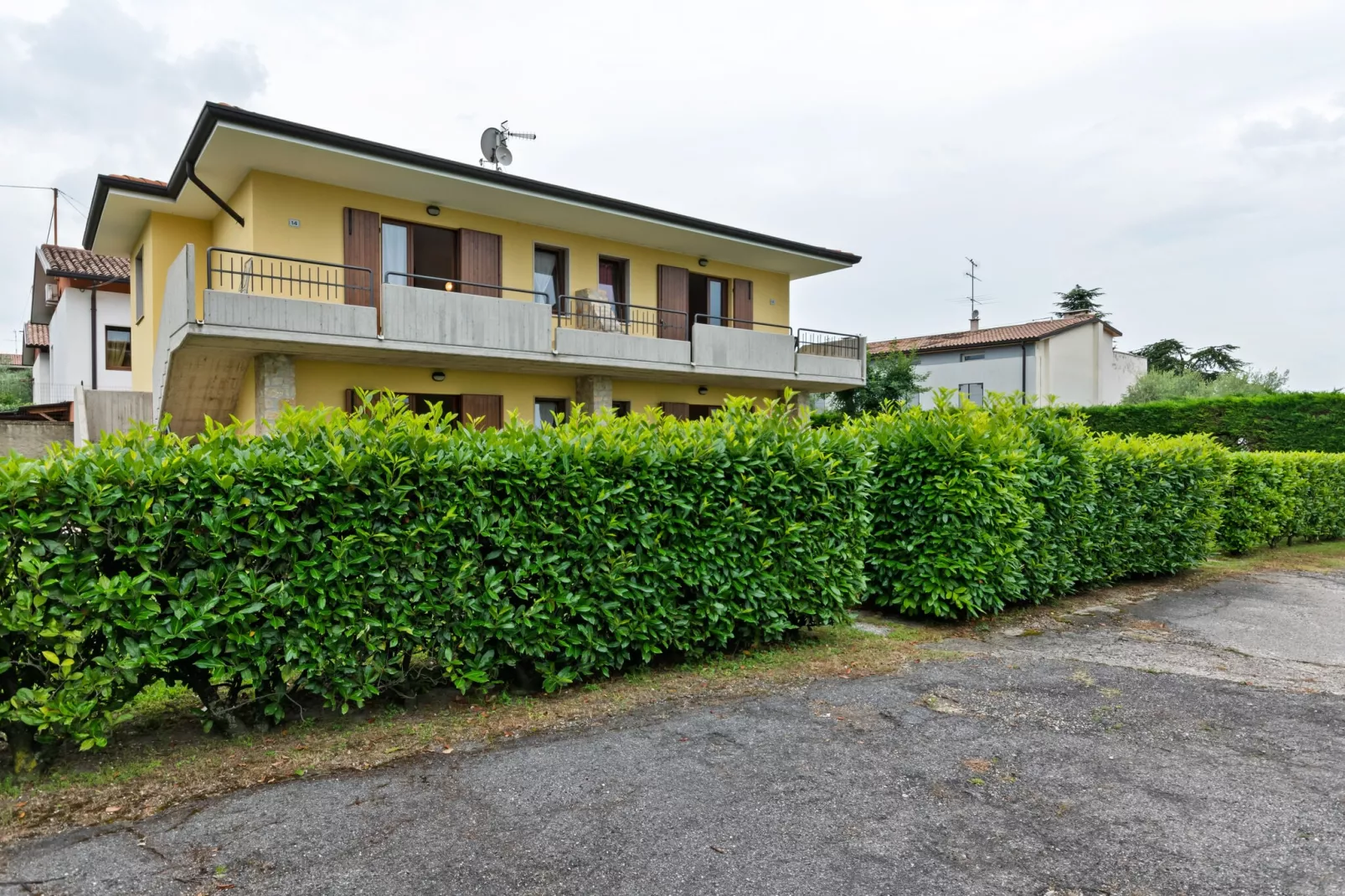 Panoramisch vakantiehuis met zwembad en tuin-Buitenkant zomer