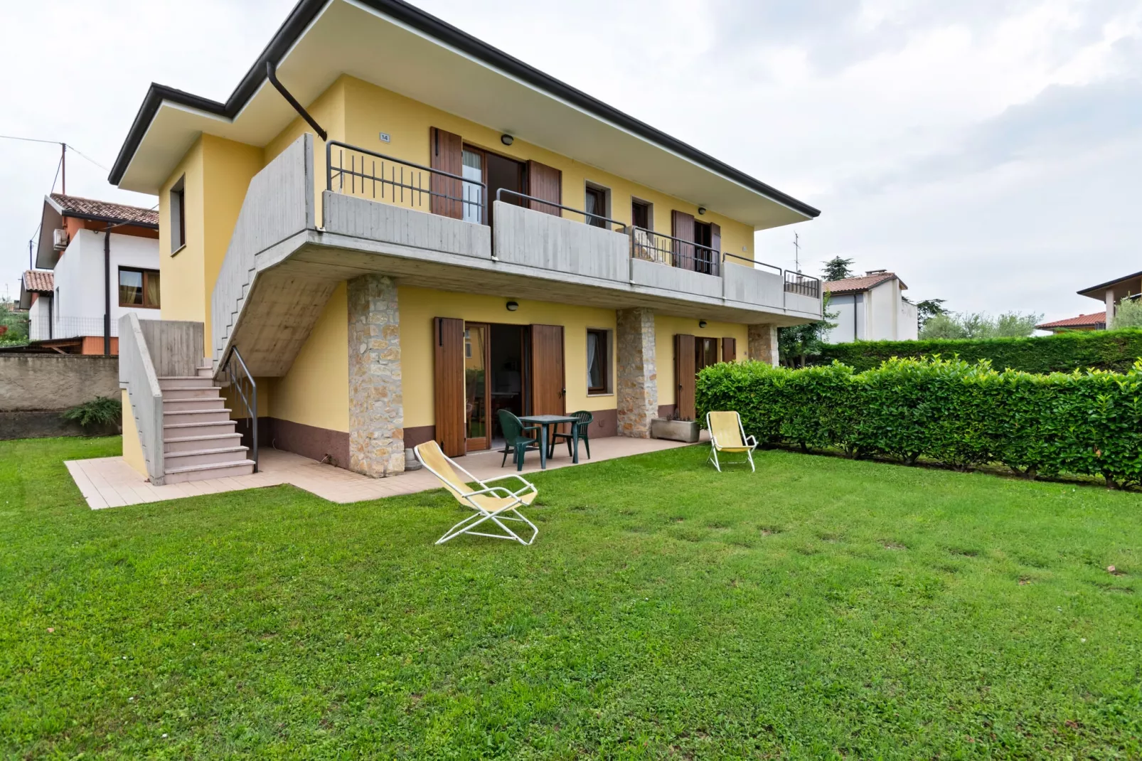 Panoramisch vakantiehuis met zwembad en tuin-Terrasbalkon