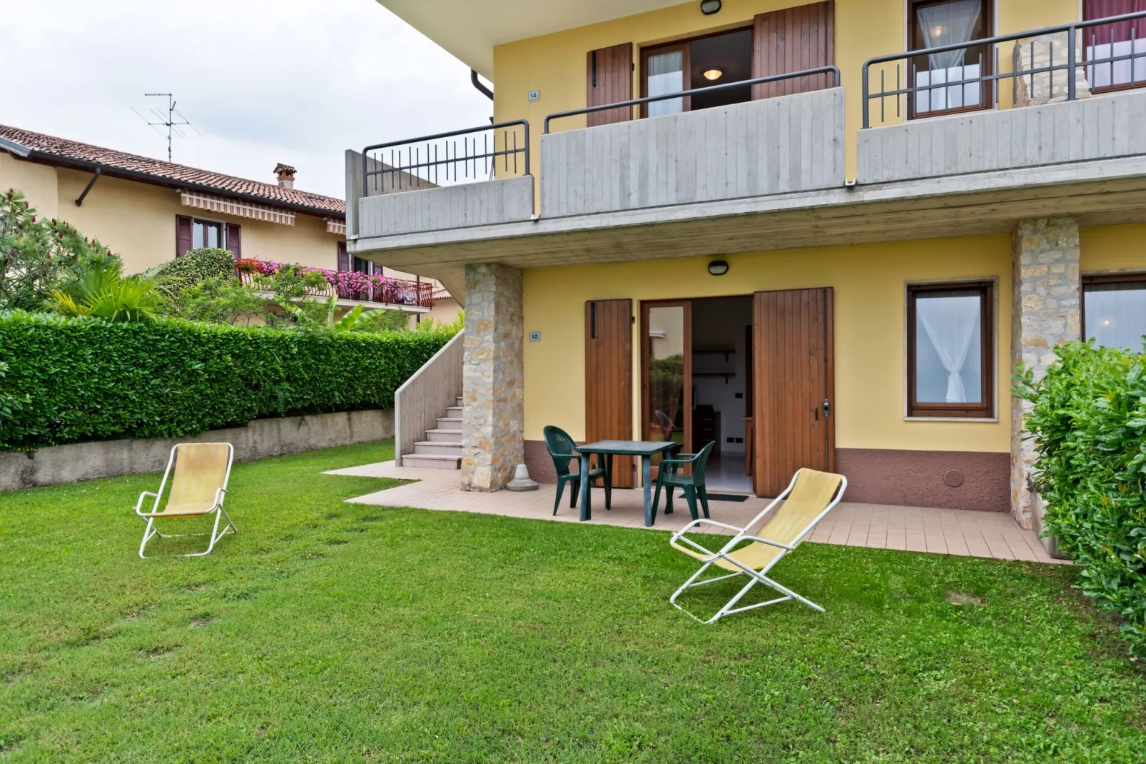 Panoramisch vakantiehuis met zwembad en tuin-Tuinen zomer