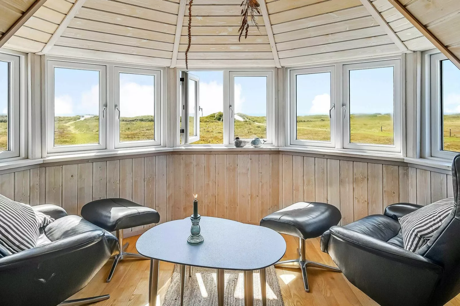 Schilderachtig vakantiehuis in Blåvand vlak bij de zee-Binnen