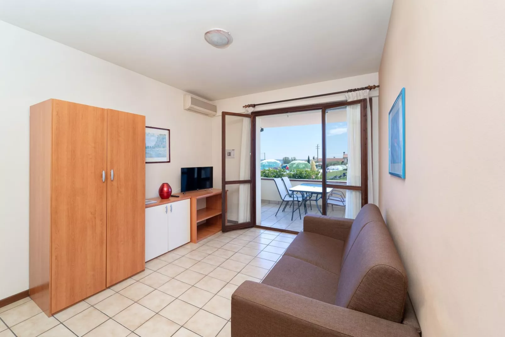 Residence Primera Moniga del Garda A2 / 3 pax Halbsouterrain-A2 / 3 pax Halbsouterrain-Woonkamer