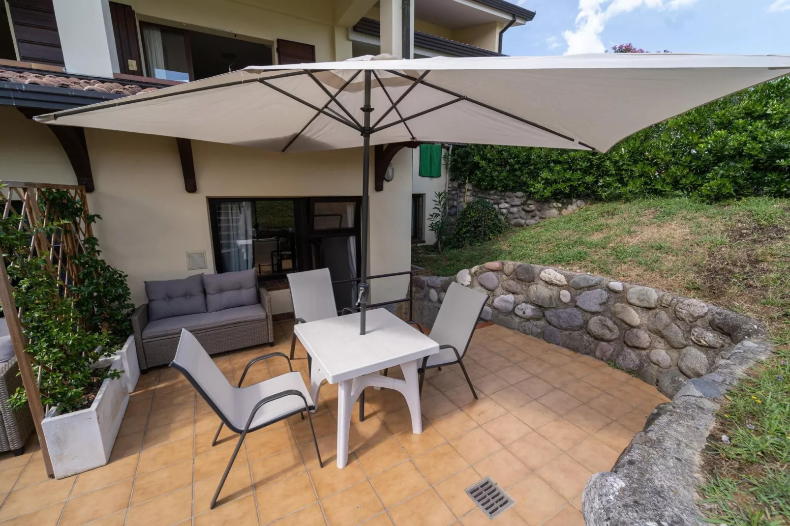 Residence Primera Moniga del Garda A2 / 3 pax Halbsouterrain-A2 / 3 pax Halbsouterrain-Tuinen zomer