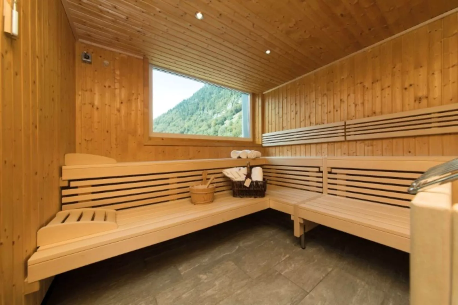 Aangenaam appartement in Klösterle am Arlberg met tuin-Wellness