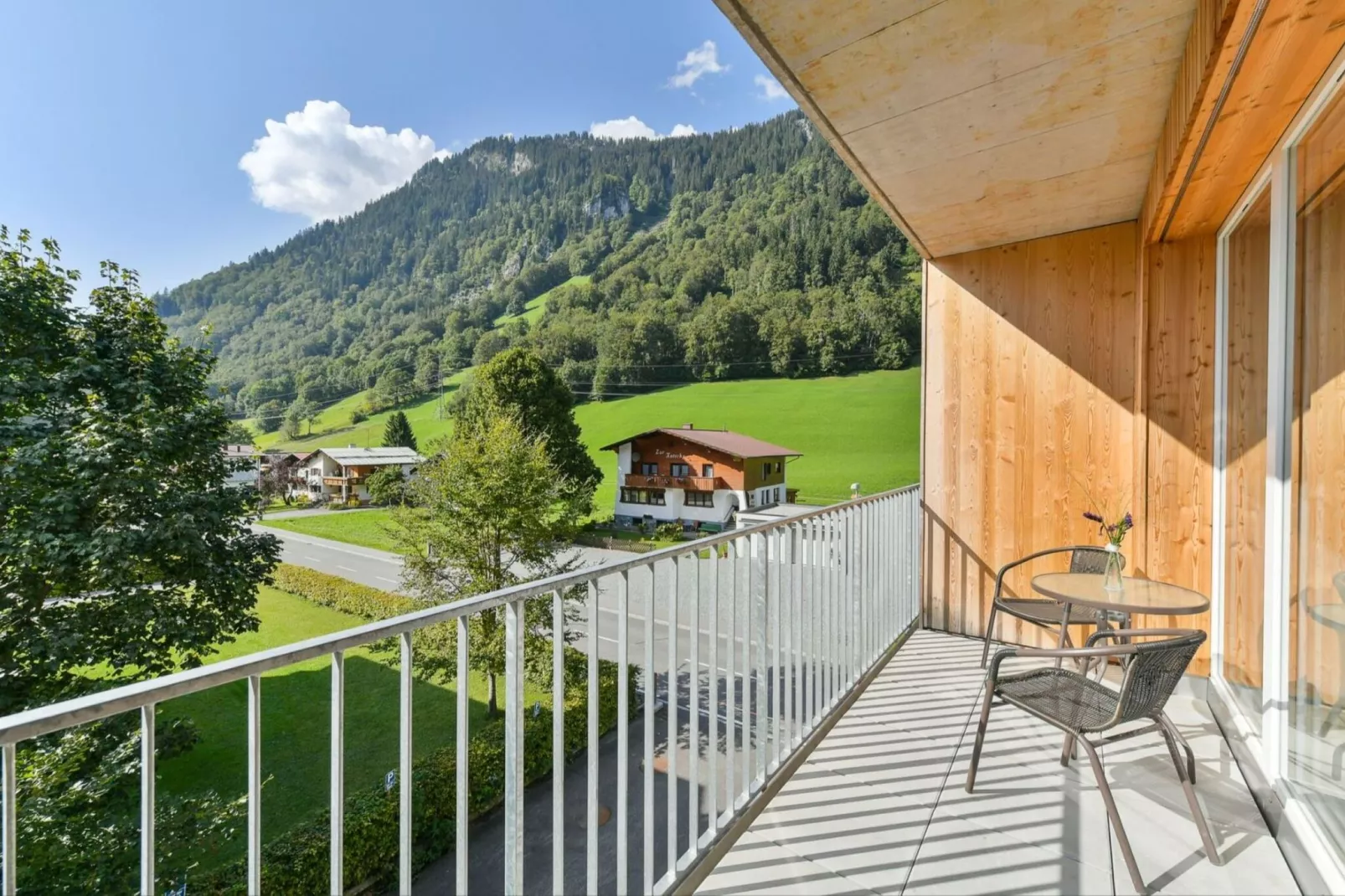 Aangenaam appartement in Klösterle am Arlberg met tuin-Terrasbalkon