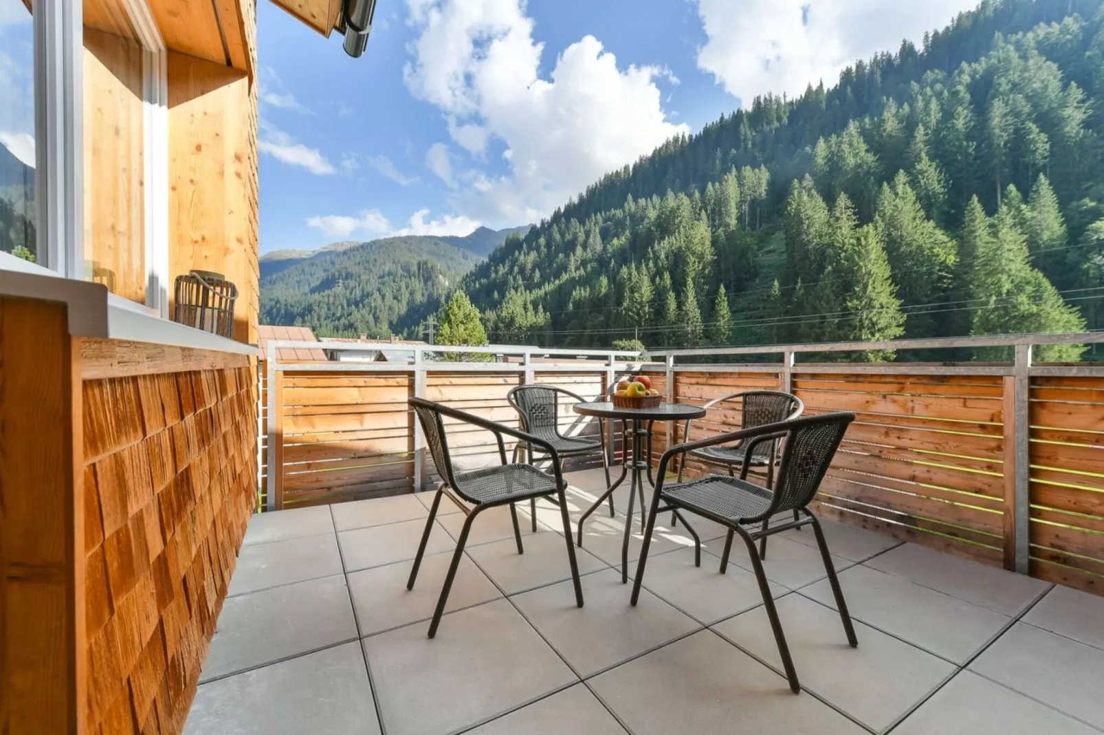 Aangenaam appartement in Klösterle am Arlberg met tuin-Terrasbalkon