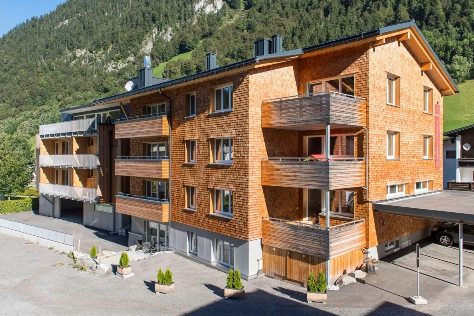 Leuk appartement in Klösterle am Arlberg met tuin-Buitenkant zomer