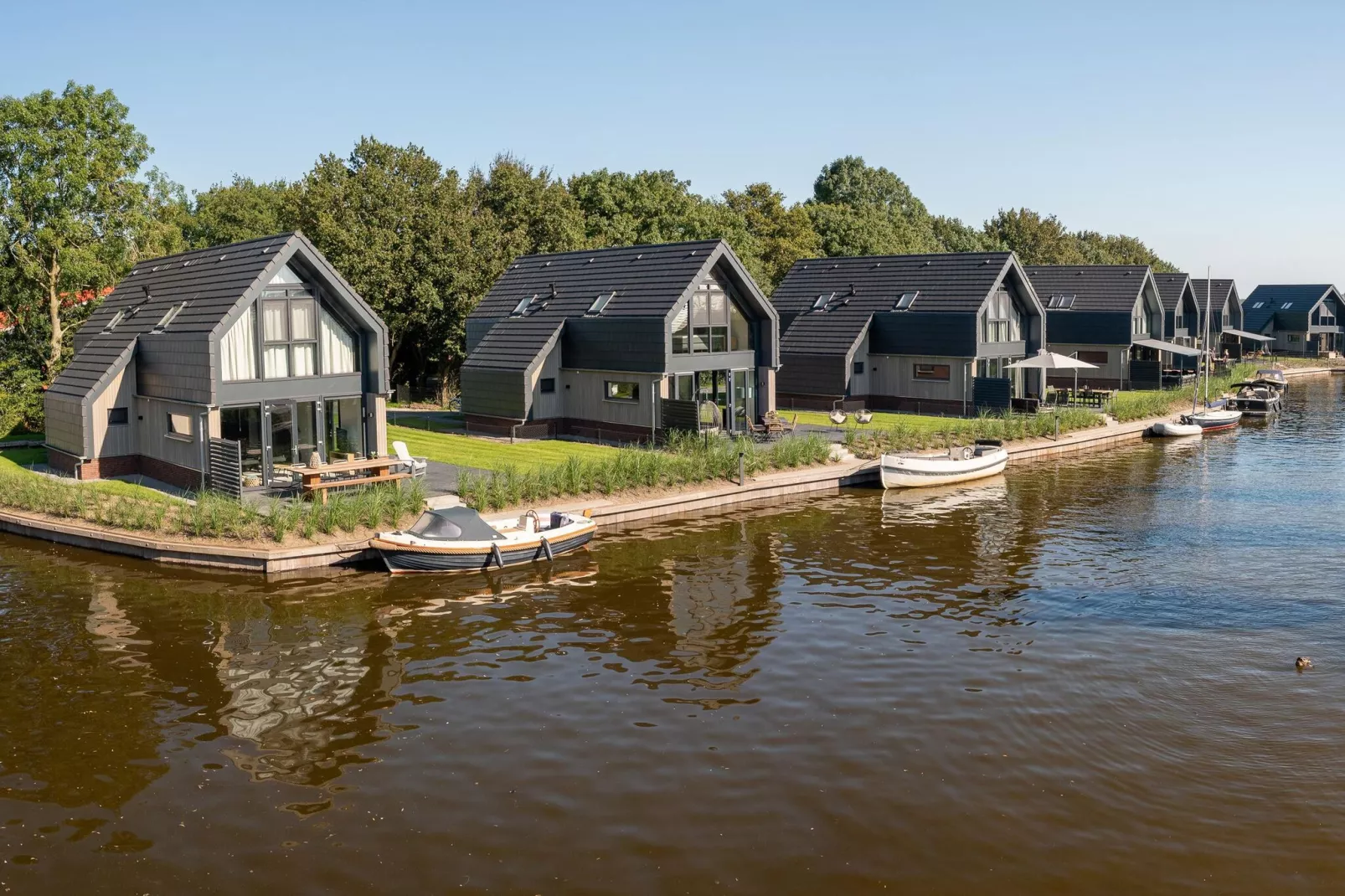 Watervilla Fiif-Buitenkant zomer