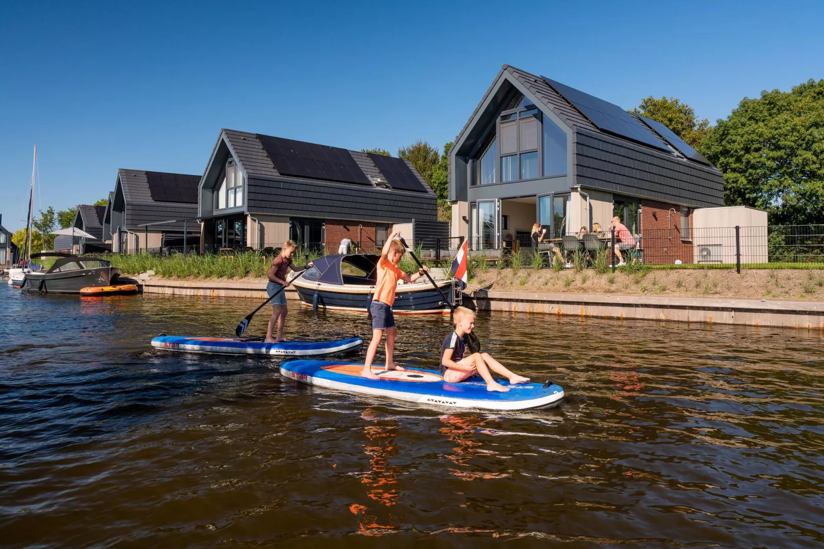 Watervilla Fiif-Buitenkant zomer