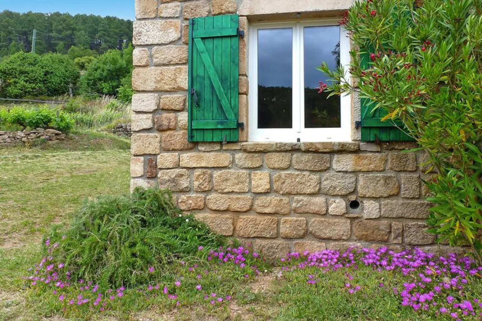 Steinhaus in Chambonas / Les Oliviers-Buitenkant zomer