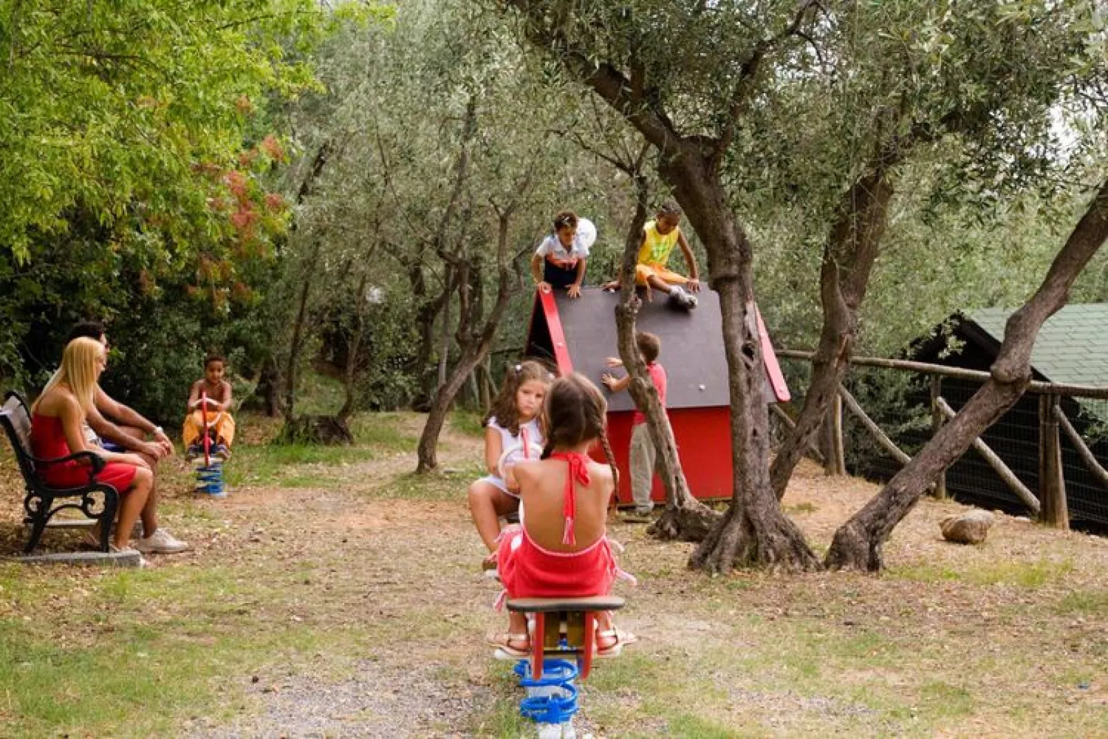 Residentie Villaggio Il Paese di Ciribi, Ceriale-Tuinen zomer