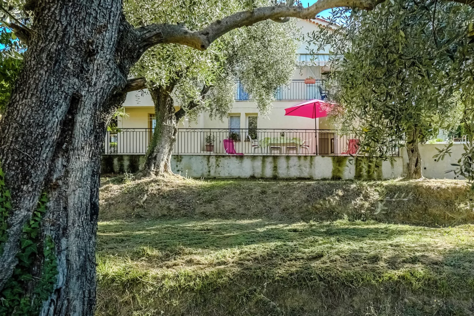 Berre les Alpes-Buitenkant zomer