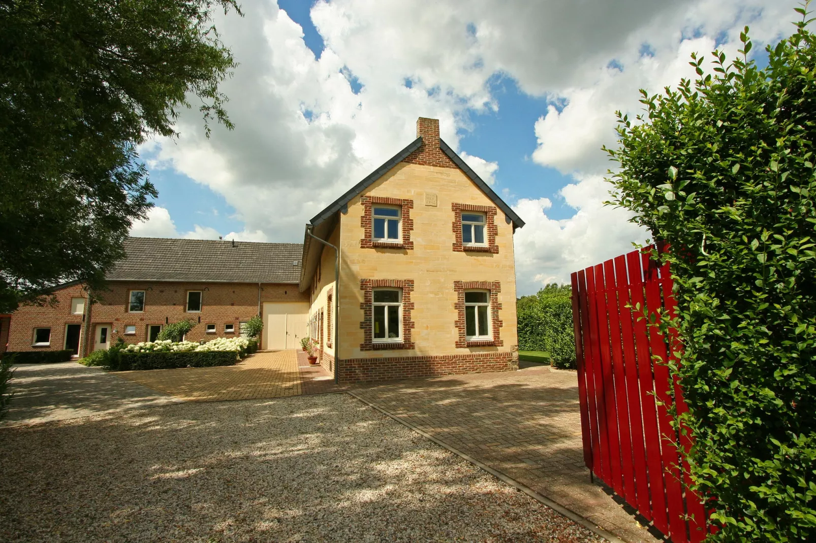 Hoeve in gunne winkel 2-Buitenkant zomer