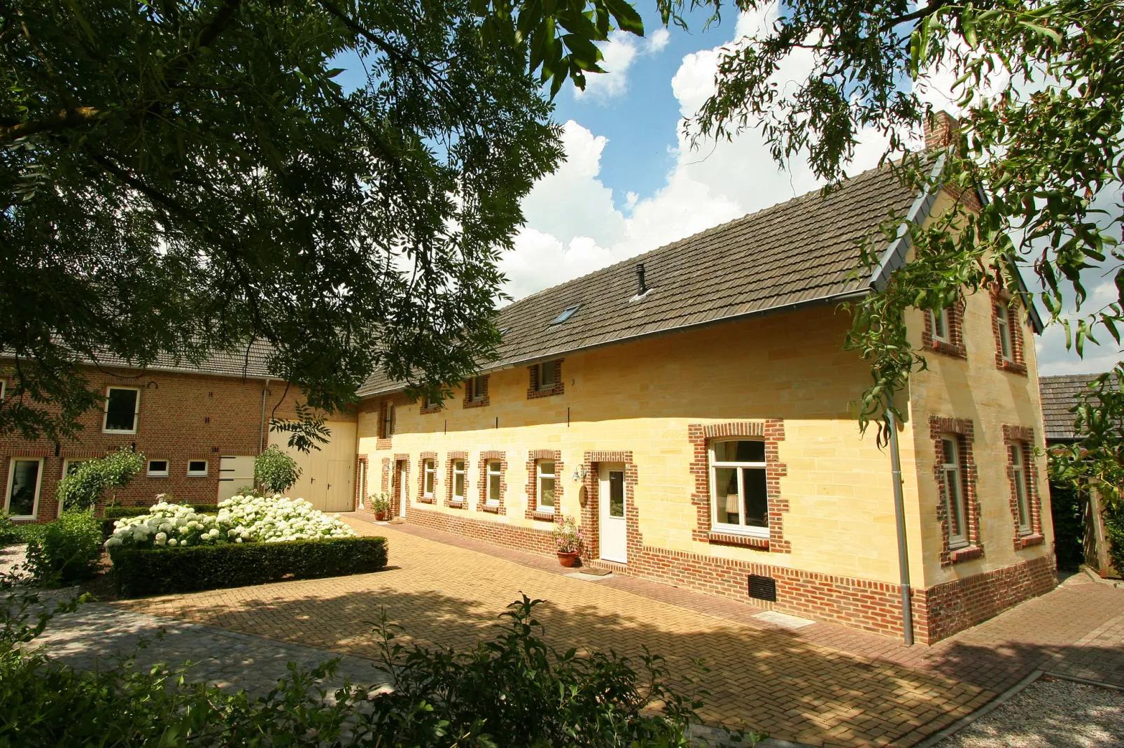 Hoeve in gunne winkel 2-Buitenkant zomer