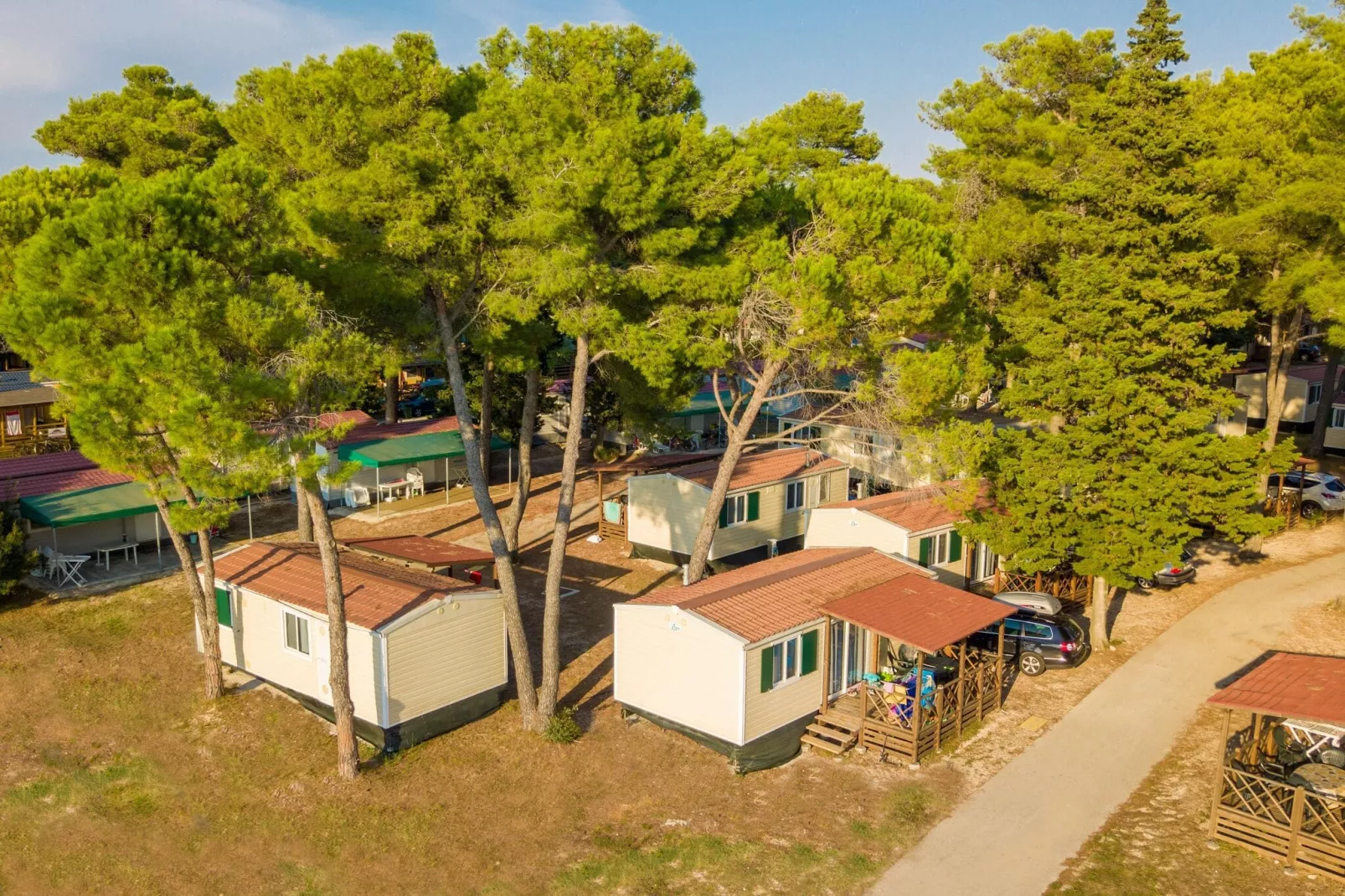 Zaton Holiday Resort - Mobile Home Deluxe Family 4 plus 1 - ca 34 m2-Uitzicht zomer