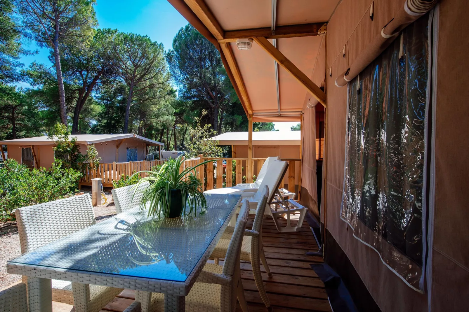 Zaton Holiday Resort - Glamping Tent 4 & 1 ca 41 qm für 5 Pers-Terrasbalkon