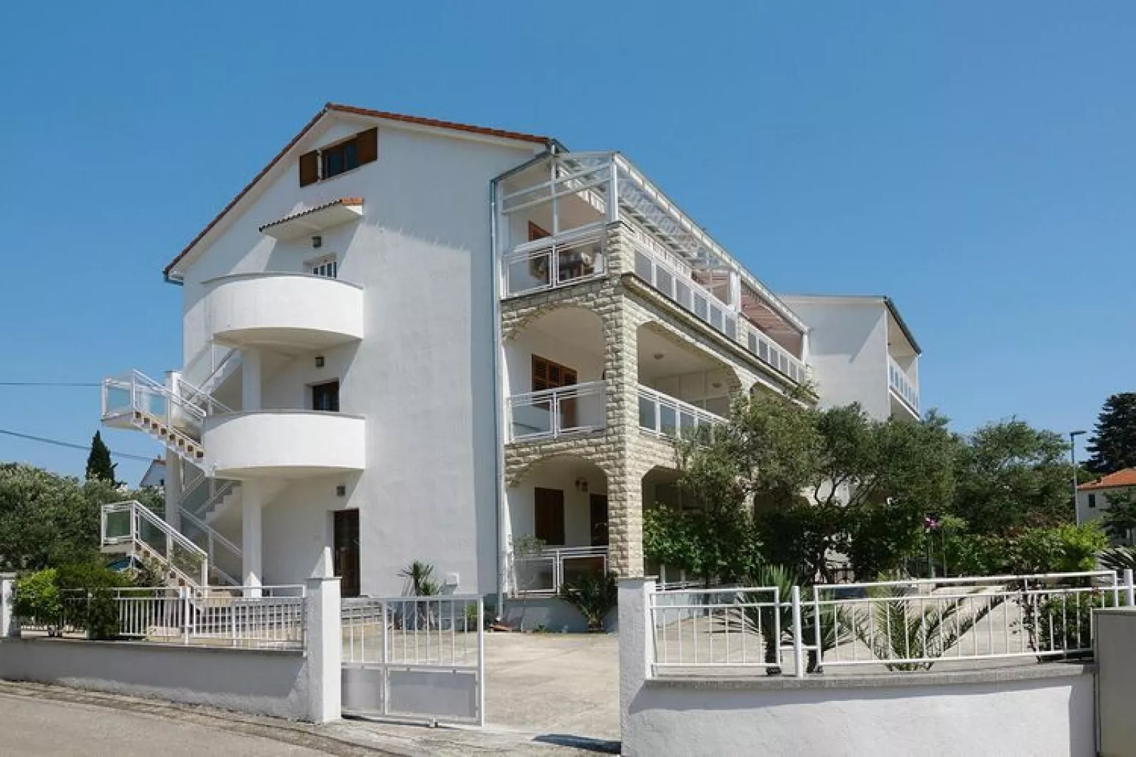 Apartments Adelheid, Biograd-Typ A5B, im OG, ca. 60 qm, für 5 Pers.-Buitenkant zomer