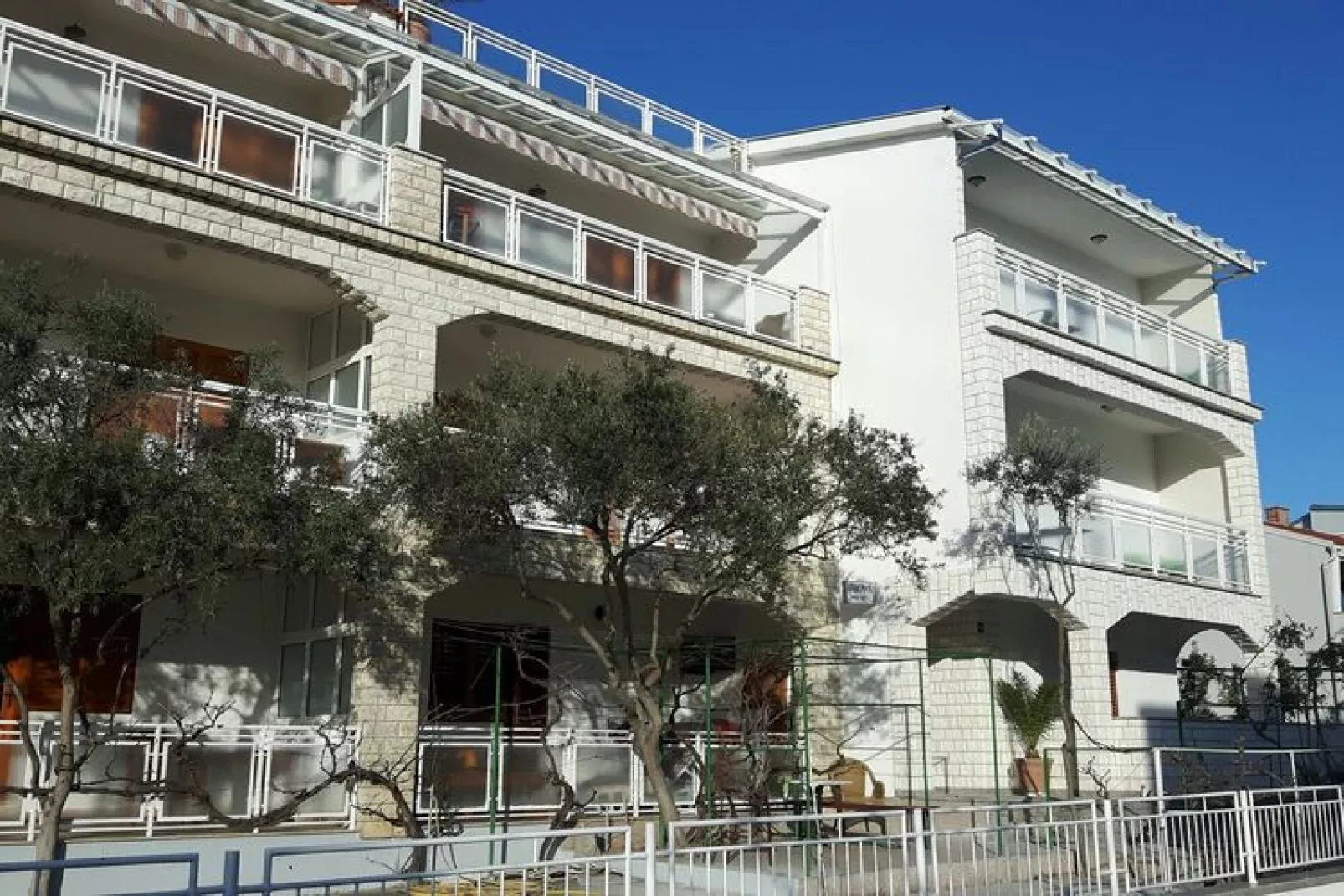 Apartments Adelheid, Biograd-Typ A5B, im OG, ca. 60 qm, für 5 Pers.-Buitenkant zomer