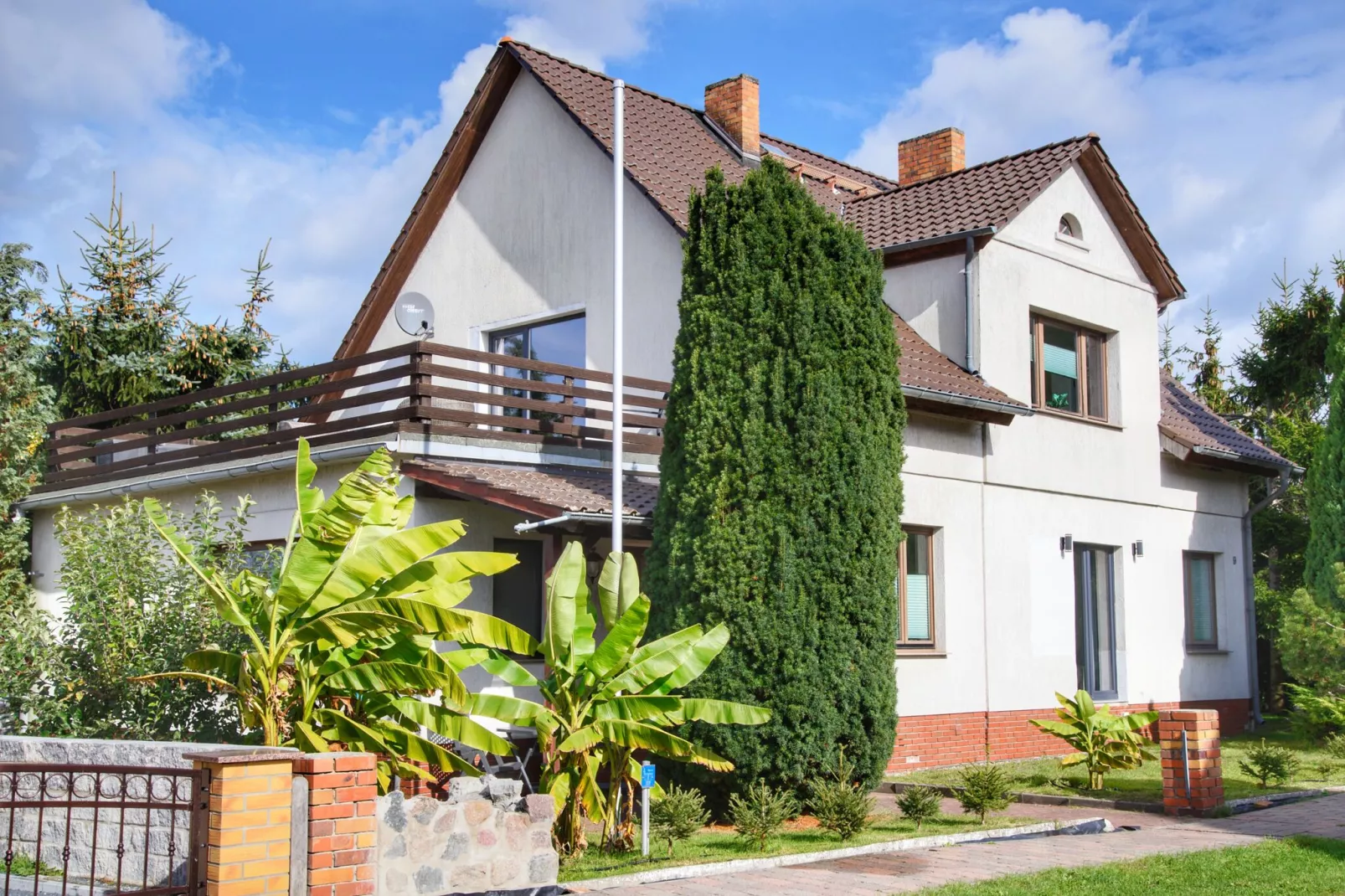 Schöne Ferienwohnung mit Terrasse-Buitenkant zomer