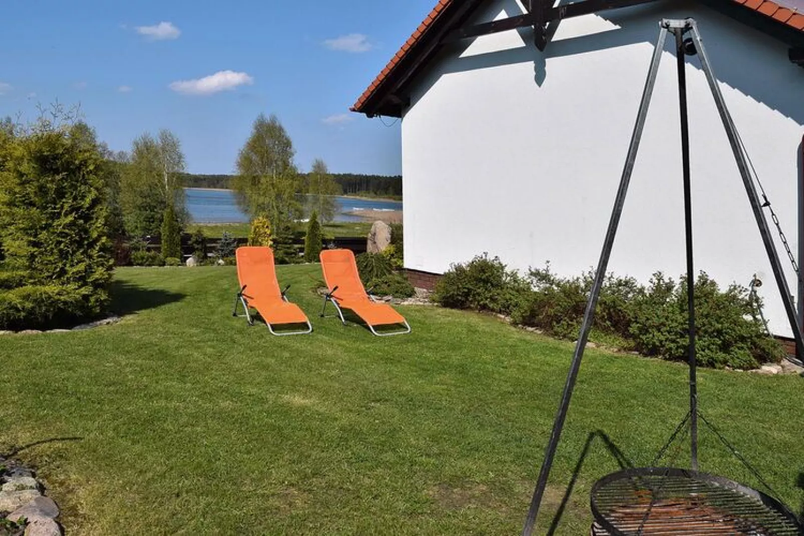 Holiday home at the lake in Kiedrowice-Tuinen zomer