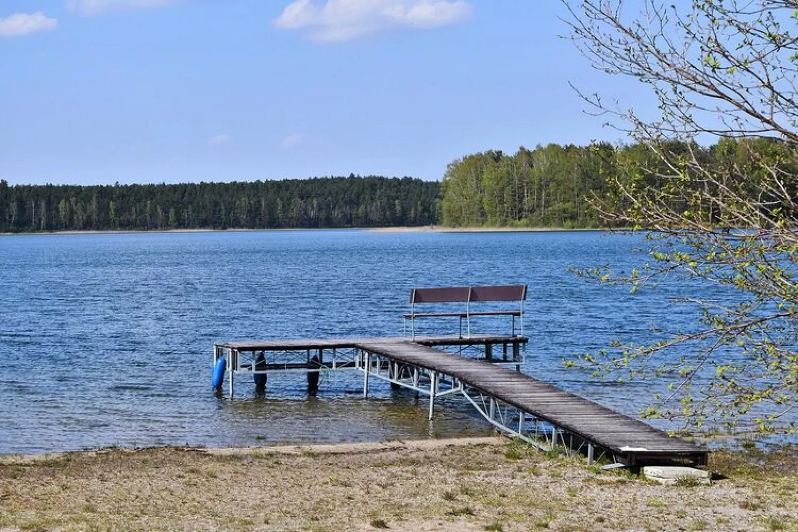 Holiday home at the lake in Kiedrowice-Zonnekamer