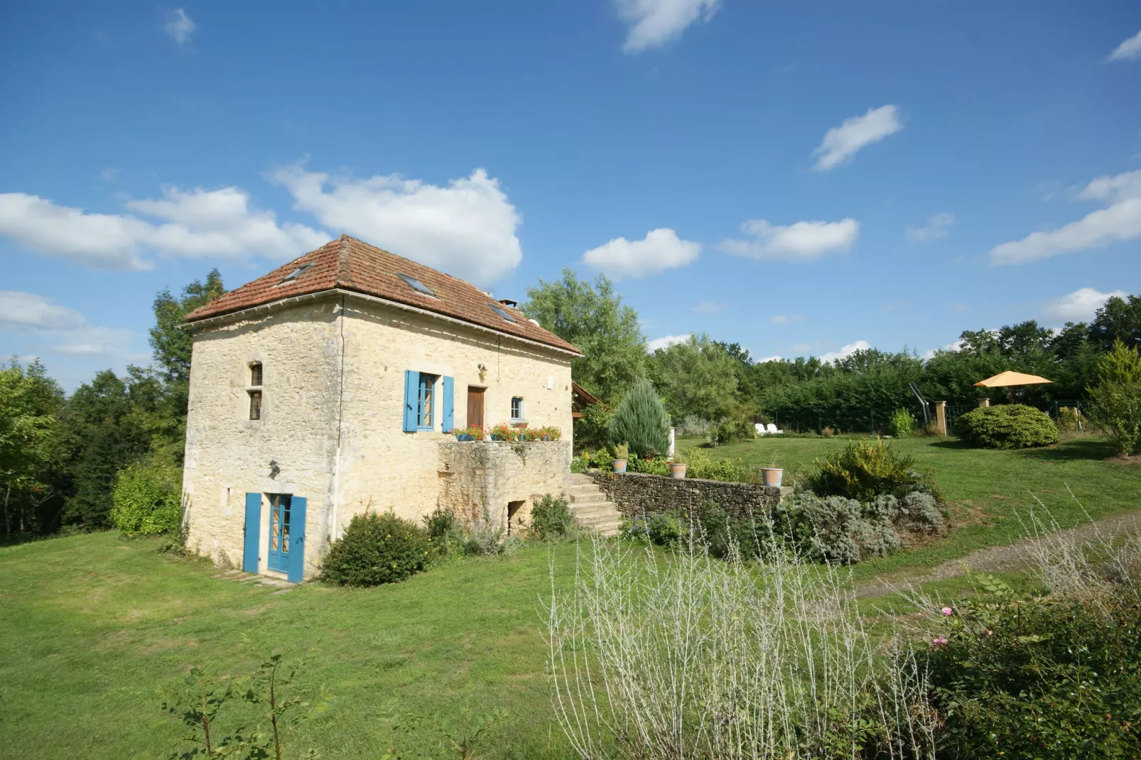 Maison de vacances Besse Le Moulinal Bas-Tuinen zomer