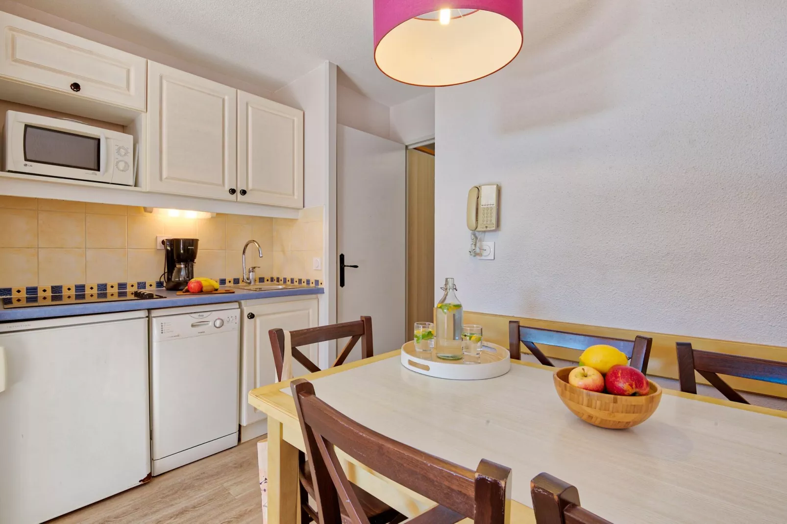 Residence La Pinède, Hyères-A5 Standard - Apt. 5 p. - 1 bedroom-Woonkamer