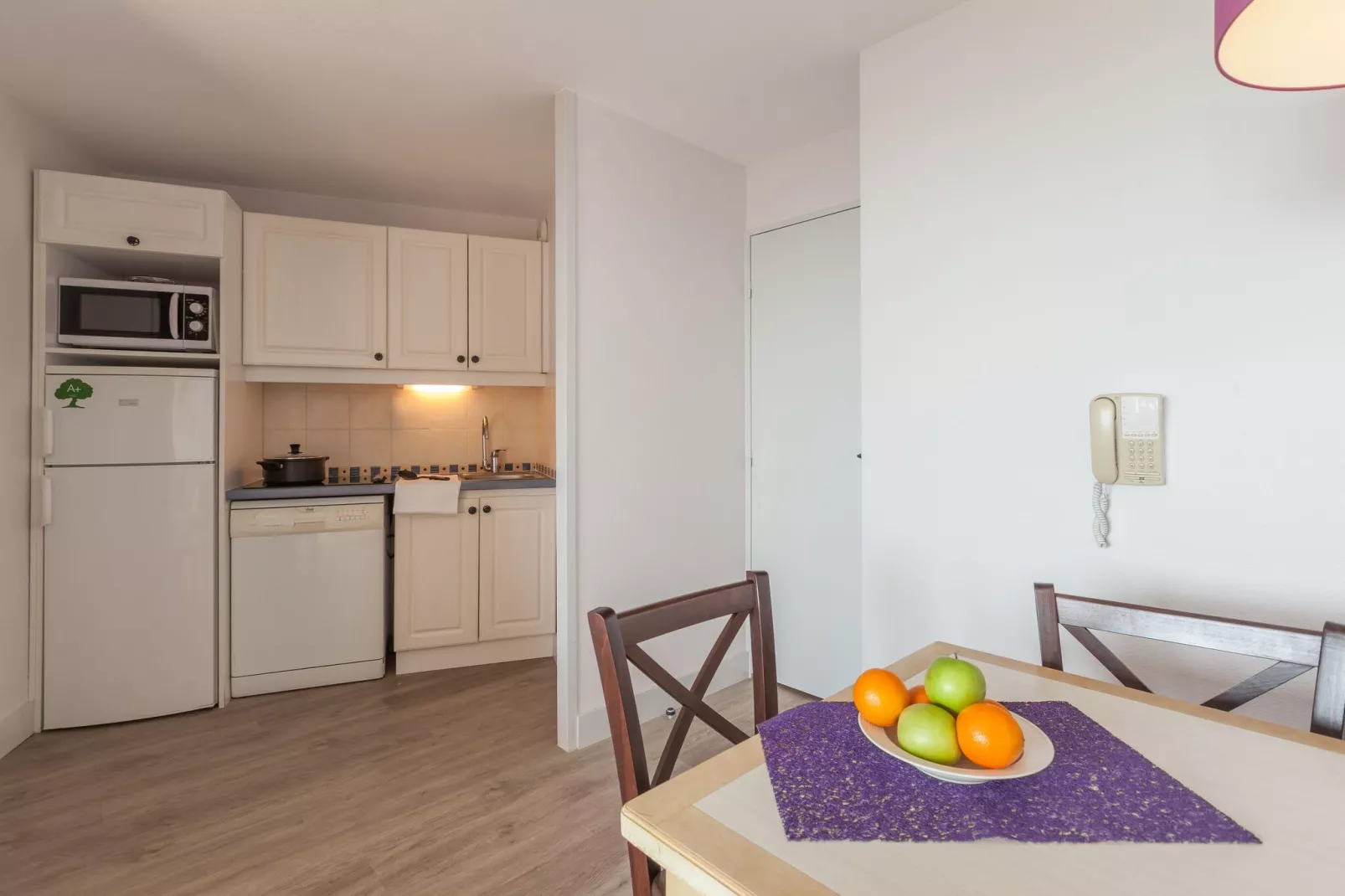 Residence La Pinède, Hyères-A7 Standard - Apt. 7 p. - 1 bedroom + 1 sleeping alcove-Woonkamer