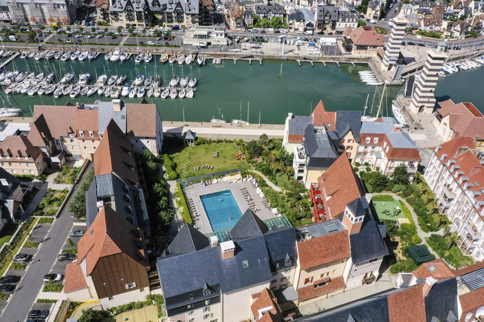 Residence Presqu'Ile de la Touques Deauville - 48S 8 p - 3 bedrooms  - terrace or balcony - vue port-Buitenkant zomer